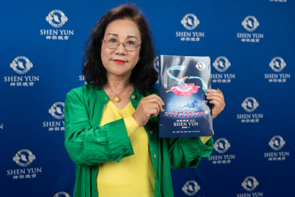 Bà Chuang Pi-mei, chủ tịch một công ty xây dựng, thưởng lãm Nghệ thuật Biểu diễn Shen Yun tại Nhà hát Chih của Trung tâm Văn hóa Cao Hùng, thành phố Cao Hùng, Đài Loan hôm 02/03/2023. (Ảnh: Chen Shun-li/The Epoch Times)