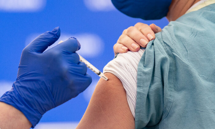 Một y tá được chích vaccine COVID-19 tại Orange, California, vào ngày 16/12/2020. (Ảnh: John Fredricks/The Epoch Times)