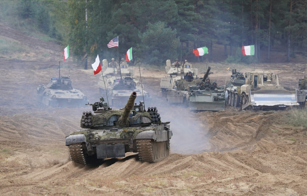 Các phương tiện quân sự và xe tăng của Ba Lan, Ý, Canada và Hoa Kỳ lăn bánh trong cuộc tập trận quân sự của NATO “Namejs 2021” tại một thao trường ở Kadaga, Latvia, hôm 13/09/2021. (Ảnh: Roman Koksarov/AP)