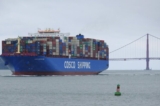 Một tàu container của Cosco Shipping đi qua Cầu Cổng Vàng hôm 14/05/2019, tại San Francisco hướng đến Cảng Oakland. (Ảnh: AP/Eric Risberg)