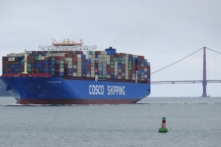 Một tàu container của Cosco Shipping đi qua Cầu Cổng Vàng hôm 14/05/2019, tại San Francisco hướng đến Cảng Oakland. (Ảnh: AP/Eric Risberg)