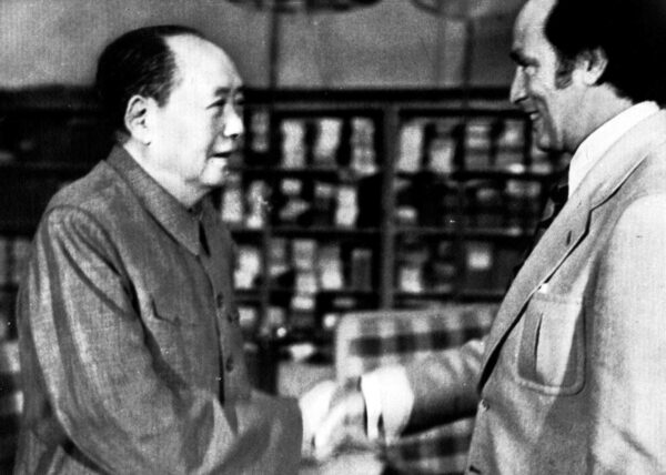 Thủ tướng Canada Pierre Trudeau bắt tay với lãnh đạo Đảng Cộng sản Trung Quốc Mao Trạch Đông vào ngày 13/10/1973. Hai vị nguyên thủ này gặp nhau tại Trung Nam Hải ở Bắc Kinh khi ông Trudeau đang có chuyến công du chính thức tới Trung Quốc. (Ảnh: AP Photo)