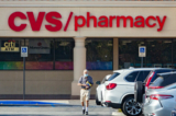 Một khách hàng lớn tuổi rời khỏi một hiệu thuốc CVS Pharmacy ở Irvine, California, ngày 11/2/2021. (Ảnh: John Fredricks/The Epoch Times)