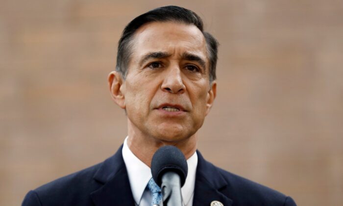 Dân biểu Darrell Issa (Cộng Hòa-California) trình bày trong một cuộc họp báo ở El Cajon, California, vào ngày 26/092019. (Ảnh: Gregory Bull/AP Photo)