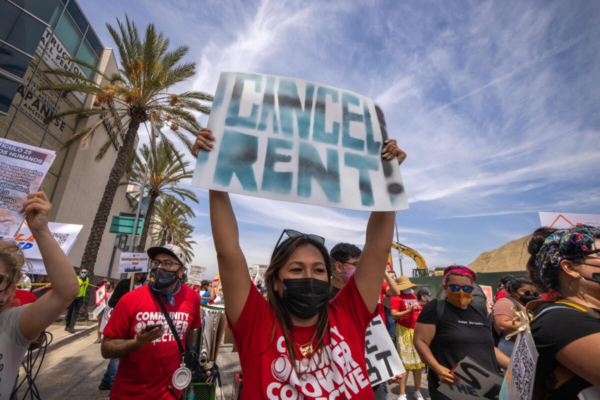 Một phụ nữ kêu gọi hủy bỏ tiền thuê nhà khi một liên minh gồm các nhóm hoạt động và các nghiệp đoàn lao động tham gia cuộc tuần hành Ngày Tháng Năm (May Day) đòi quyền của người lao động và nhân quyền ở Los Angeles hôm 01/05/2021. (Ảnh: David McNew/AFP qua Getty Images)