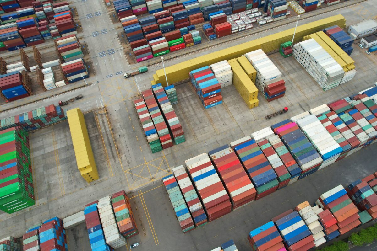 Các container hàng hóa xếp chồng lên nhau tại một cảng ở Liên Vân Cảng, phía đông tỉnh Giang Tô, Trung Quốc hôm 09/05/2022. (Ảnh: STR/AFP/Getty Images)