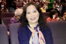 Bà Trương Nguyệt Chiêu (Chang Yueh-chao), một người chủ trì chương trình của Đài phát thanh Giáo dục Quốc gia, thưởng lãm Nghệ thuật Biểu diễn Shen Yun tại Nhà  hát Trung tâm Văn hóa Chí Đức  thành  phố  Cao  Hùng, Đài Loan, hôm 28/02/2023. (Ảnh: Sun Kuo-ying/The Epoch Times)