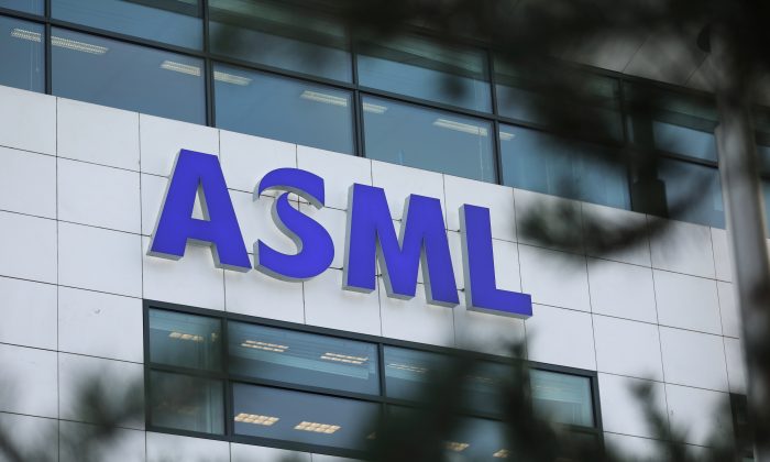 Logo ASML Holding tại trụ sở chính của công ty ở Eindhoven, Hà Lan, vào ngày 23/01/2019. (Ảnh: Eva Plevier/Reuters)