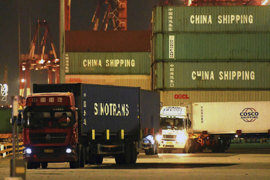 Các xe tải đang vận chuyển container tại một xưởng đóng tàu ở Thanh Đảo, miền đông Trung Quốc trong bức ảnh chụp ngày 25/09/2020. (Ảnh: Chinatopix/AP)
