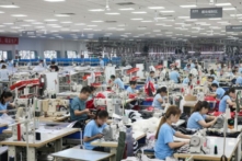 Công nhân sản xuất áo khoác lông vũ tại một nhà máy cho công ty phục trang Trung Quốc Bosideng ở Nam Thông, tỉnh Giang Tô, miền đông Trung Quốc, vào ngày 24/09/2019. (Ảnh: STR/AFP qua Getty Images)
