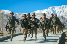 Các binh sĩ Quân Giải phóng Nhân dân Trung Quốc (PLA) tham gia huấn luyện quân sự tại dãy núi Pamir ở Kashgar, khu vực Tân Cương phía tây bắc Trung Quốc, vào ngày 04/01/2021. (Ảnh: STR/AFP qua Getty Images)