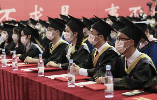 Các sinh viên tốt nghiệp tham dự lễ tốt nghiệp tại Đại học Bưu chính Viễn thông Trùng Khánh ở Trùng Khánh, Trung Quốc, hôm 22/06/2022. (Ảnh: Cnsphoto qua Reuters)