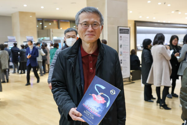 Ông Choi Young-hoon, giám đốc Dàn hợp xướng Cầu Vồng và là cựu tổng biên tập của tờ báo Dong-A Ilbo, tham dự Nghệ thuật Biểu diễn Shen Yun tại Nhà hát Quốc gia Nam Hàn ở Seoul, Nam Hàn, vào hôm 17/02/2023. (Theo Kim Guk -hwan/The Epoch Times)