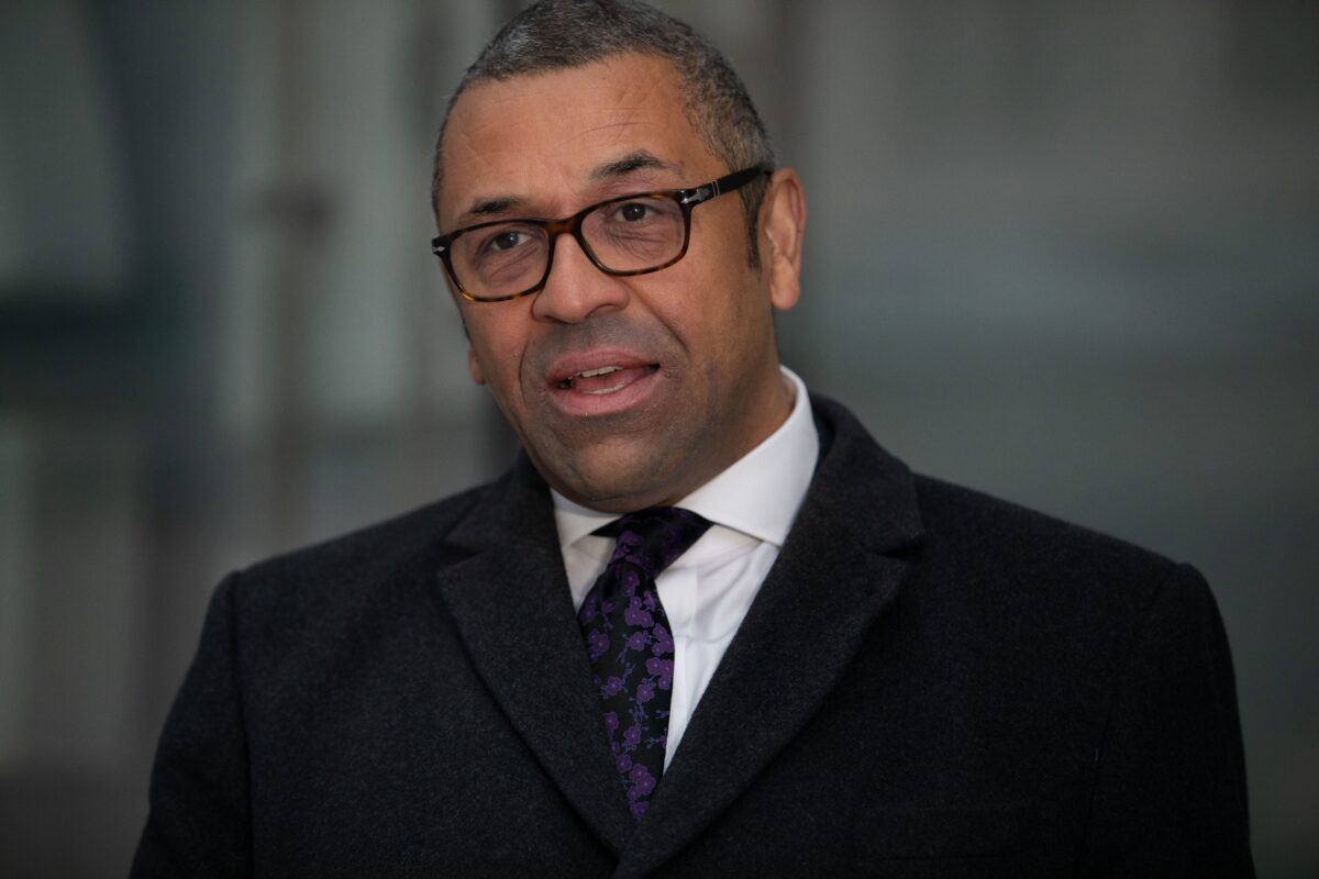 Ngoại trưởng Vương quốc Anh James Cleverly trả lời phỏng vấn bên ngoài BBC Broadcasting House ở London, trước khi xuất hiện trên chương trình thời sự Chủ Nhật BBC One với Laura Kuenssberg, vào ngày 11/12/2022. (Ảnh: Lucy North/PA Media)