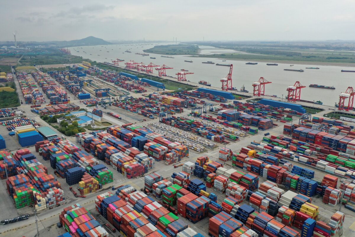 Hình ảnh các container vận chuyển tại một cảng ở Nam Kinh, tỉnh Giang Tô, miền đông Trung Quốc, hôm 27/10/2022. (Ảnh: Chinatopix qua AP)