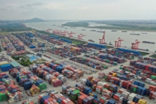 Các container tại một cảng ở Nam Kinh thuộc tỉnh Giang Tô, miền đông Trung Quốc, hôm 27/10/2022. (Ảnh: Chinatopix/AP)