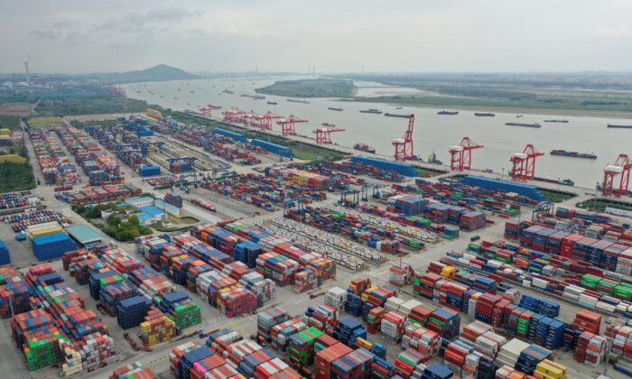 Các container tại một cảng ở Nam Kinh thuộc tỉnh Giang Tô, miền đông Trung Quốc, hôm 27/10/2022. (Ảnh: Chinatopix/AP)