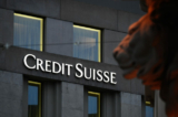 Biển hiệu của Credit Suisse, ngân hàng lớn thứ hai Thụy Sĩ, trên tòa nhà của một chi nhánh ở trung tâm thành phố Geneva, hôm 04/11/2020. (Ảnh: Fabrice Coffrini/AFP qua Getty Images)