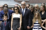 Ông Hunter Biden (bên trái) hôn cháu trai Hunter, con trai của ông Beau Biden, khi họ đứng cùng với vợ ông Beau là bà Hallie (thứ ba bên trái), Phó Tổng thống đương thời Joe Biden và con gái của ông Beau là bé Natalie trong đám tang của ông Beau, tại Nhà thờ Công giáo La Mã St. Anthony of Padua ở Wilmington, Delaware, vào ngày 06/06/2015. (Ảnh: Patrick Semansky/AP Photo)