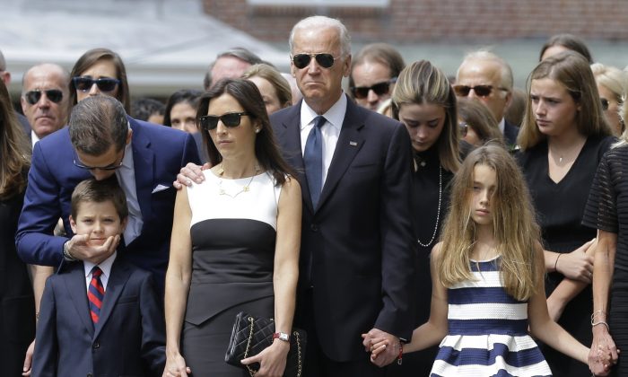 Ông Hunter Biden (bên trái) hôn cháu trai Hunter, con trai của ông Beau Biden, khi họ đứng cùng với vợ ông Beau là bà Hallie (thứ ba bên trái), Phó Tổng thống đương thời Joe Biden và con gái của ông Beau là bé Natalie trong đám tang của ông Beau, tại Nhà thờ Công giáo La Mã St. Anthony of Padua ở Wilmington, Delaware, vào ngày 06/06/2015. (Ảnh: Patrick Semansky/AP Photo)