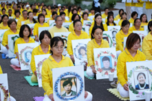 Các học viên Pháp Luân Công tổ chức một buổi thắp nến tưởng niệm trước Lãnh sự quán Trung Quốc để đánh dấu 23 năm cuộc bức hại của Đảng Cộng sản Trung Quốc tại Los Angeles vào ngày 28/07/2022. (Ảnh: Debora Cheng/The Epoch Times)