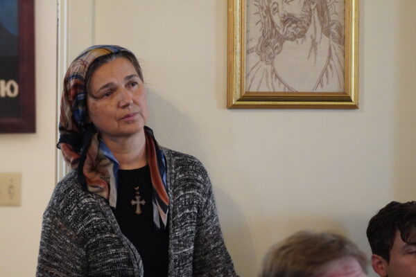Một người phụ nữ trong trang phục truyền thống của Ukraine lắng nghe các thành viên của phái đoàn từ Kyiv tại Nhà thờ Giáo hội Chính thống Ukraine St. Mary’s Protectress ở Phoenix, hôm 12/03/2023. (Ảnh: Allan Stein/The Epoch Times)