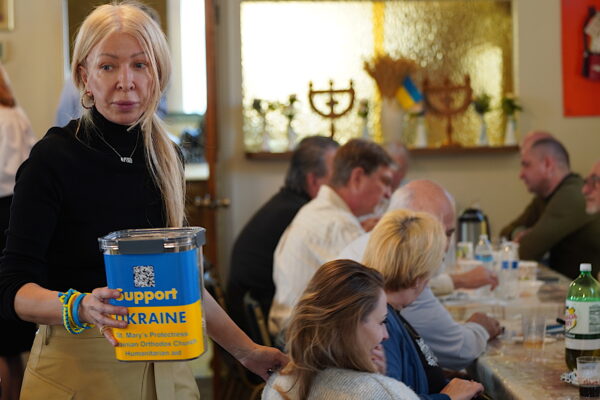 Bà Svetlana-Nikole Jeholen, người tổ chức cộng đồng của Giáo hội Chính thống giáo Ukraine St. Mary’s Protectress, đang kêu gọi quyên góp cho các nỗ lực nhân đạo ở Ukraine, hôm 12/03/2023. (Ảnh: Allan Stein/The Epoch Times)