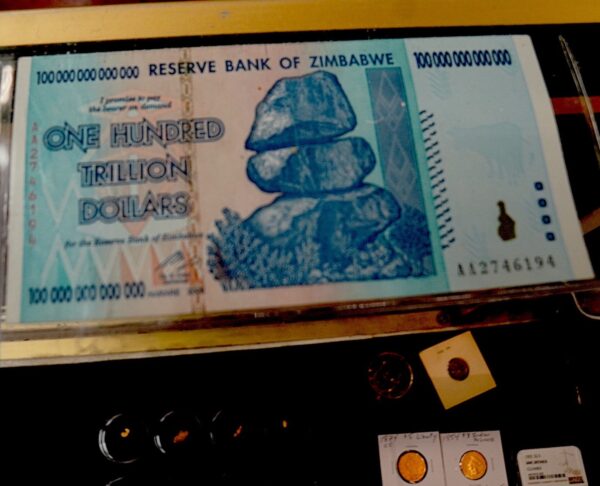 Tờ bạc 100 ngàn tỷ USD Zimbabwe, trị giá 40 cent Mỹ vào năm 2015 do siêu lạm phát, được trưng bày tại cửa hàng kim ngân Coin Heaven ở Cottonwood, Arizona, hôm 20/03/2023. (Ảnh: Allan Stein/The Epoch Times)