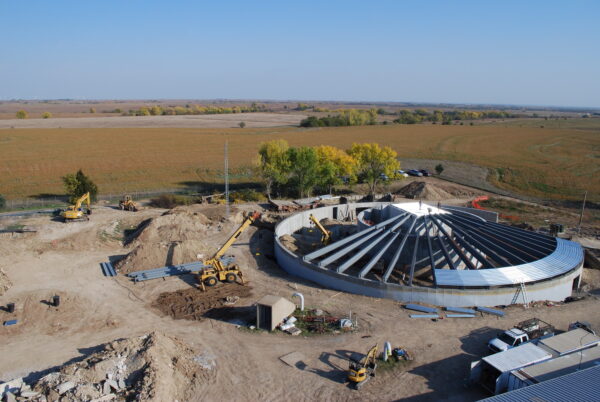 Khung cảnh nhìn trên không của mái vòm khi mái vòm này được xây dựng trên hầm chứa hỏa tiễn hiện có tại Survival Condo ở trung tâm Kansas. (Ảnh: Được sự cho phép của Survival Condo)
