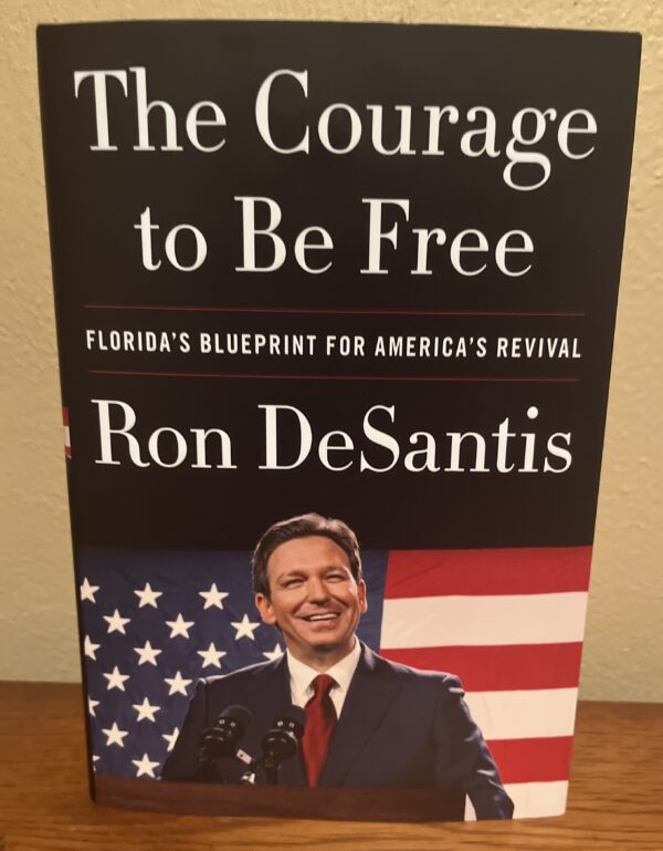 Quyển sách “Dũng Khí Để Được Tự Do: Kế Hoạch Chi Tiết Của Florida Cho Sự Hồi Sinh Của Nước Mỹ,” của Thống đốc Ron DeSantis, một thành viên Đảng Cộng Hòa, đã vươn lên vị trí số 1 trên Amazon vào ngày phát hành, hôm 28/02/2023. (Ảnh: Nanette Holt/The Epoch Times )