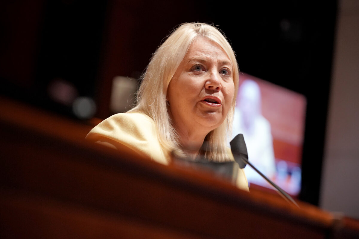 Dân biểu Debbie Lesko (Cộng Hòa-Arizona) lục vấn các nhân chứng tại một phiên điều trần của Ủy ban Tư pháp Hạ viện ở Hoa Thịnh Đốn vào ngày 10/06/2020. (Ảnh: Greg Nash/Pool/Getty Images)