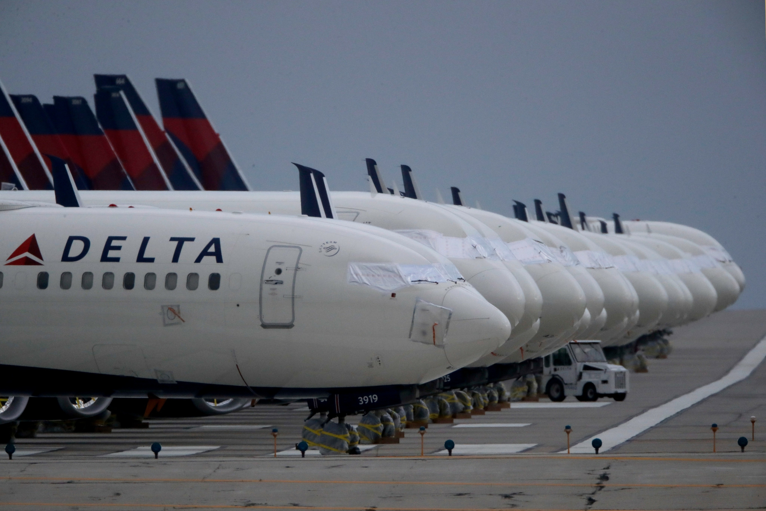 Các phản lực cơ của hãng hàng không Delta Air Lines đậu tại Phi trường Quốc tế thành phố Kansas, Missouri, vào ngày 14/05/2020. (Ảnh: Charlie Riedel/AP Photo)