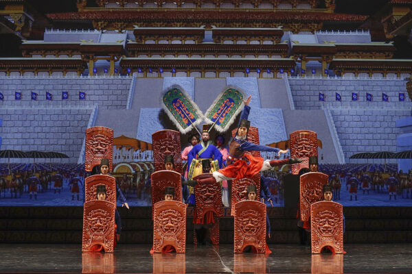 Nghệ sĩ múa Jisung Kim (giữa) trong vở vũ kịch “Descent from Heaven—A Renewal” (Hạ Thế Chính Pháp) trong chuyến lưu diễn năm 2017 của Đoàn Nghệ thuật Biểu diễn Shen Yun. (Ảnh: Nghệ thuật Biểu diễn Shen Yun)