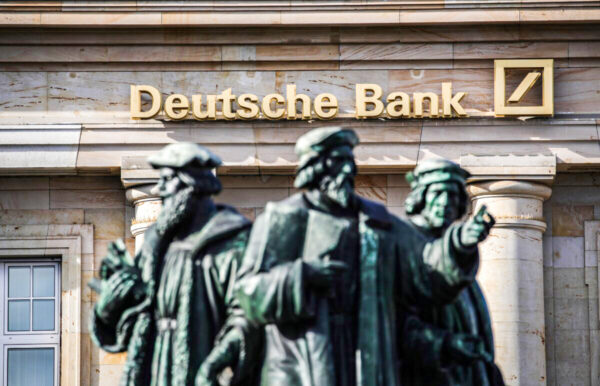 Logo của Deutsche Bank được nhìn thấy trên một trong các chi nhánh của họ ở Frankfurt am Main, miền tây nước Đức hôm 04/02/2021. (Ảnh: Armando Babani/AFP/Getty Images)
