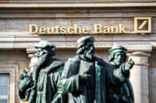 Logo của Deutsche Bank tại một trong các chi nhánh của nhà băng này ở Frankfurt am Main, miền tây nước Đức hôm 04/02/2021. (Ảnh: Armando Babani/AFP/Getty Images)