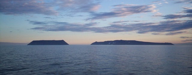 Đảo Diomede Nhỏ (trái) và Đảo Diomede Lớn nằm trên biển Bering. (Ảnh: Dave Cohe/CC By 3.0)