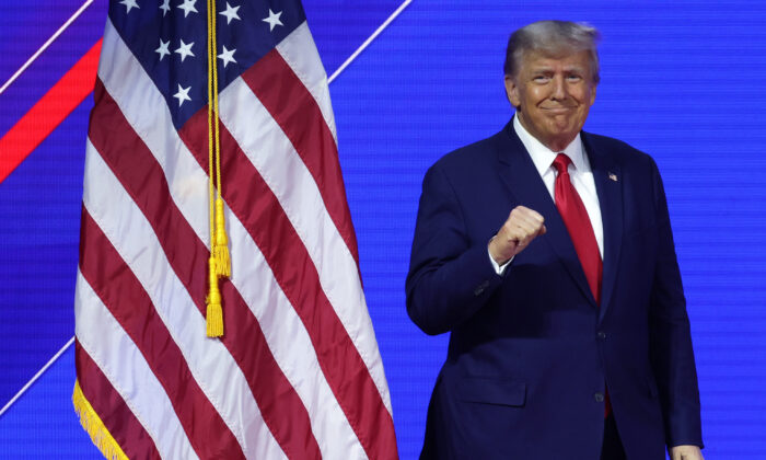 Cựu Tổng thống Donald Trump đến trình bày tại Hội nghị Hành động Chính trị Bảo tồn truyền thống (CPAC) thường niên tại Trung tâm Hội nghị & Khu nghỉ dưỡng Quốc gia Gaylord ở National Harbor, Maryland, hôm 04/03/2023. (Ảnh: Alex Wong/Getty Images)