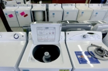 Máy giặt được bày bán tại Green’s, một cửa hàng nội thất và thiết bị, ở Albany, New York, vào ngày 26/02/2013. (Ảnh: Mike Groll/AP Photo)