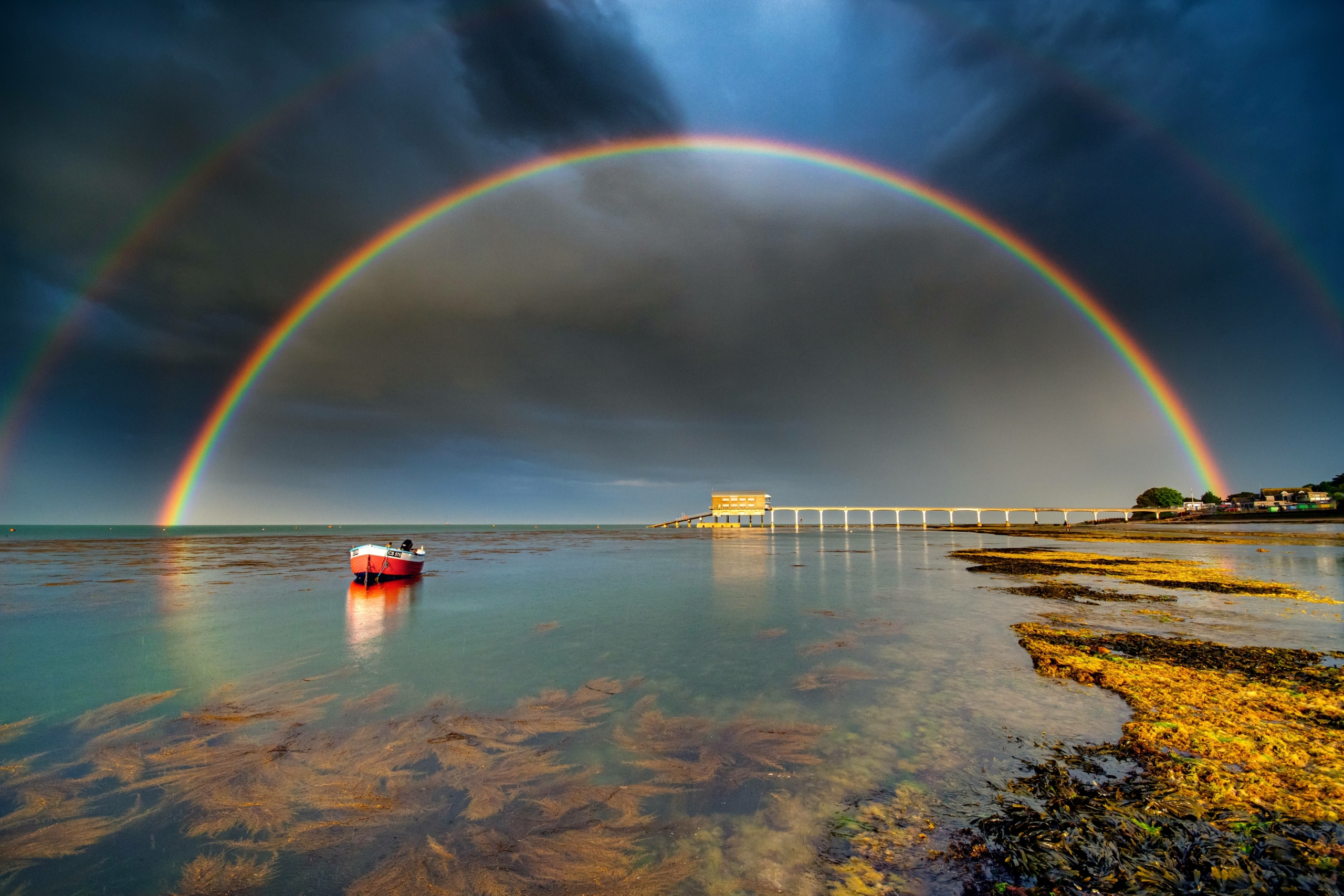 Bức ảnh “Departing Storm Over Bembridge Lifeboat Station” (Cơn bão khởi hành qua trạm cứu hộ Bembridge) của nhiếp ảnh gia Jamie Russell. (Ảnh: Đăng dưới sự cho phép của anh Jamie Russell/Hiệp hội Khí tượng Hoàng gia)