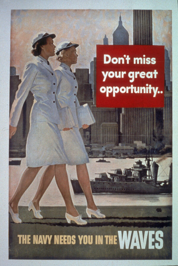 Bích chương tuyển dụng của Hải quân Hoa Kỳ, cho chương trình ‘Phụ nữ được phép Tham gia Quân chủng Khẩn cấp Tình nguyện’ (WAVES), có hai phụ nữ mặc đồng phục màu trắng khi họ đi dạo cùng nhau vào khoảng đầu đến giữa những năm 1940. (Ảnh: Hulton Archive/Getty Images)