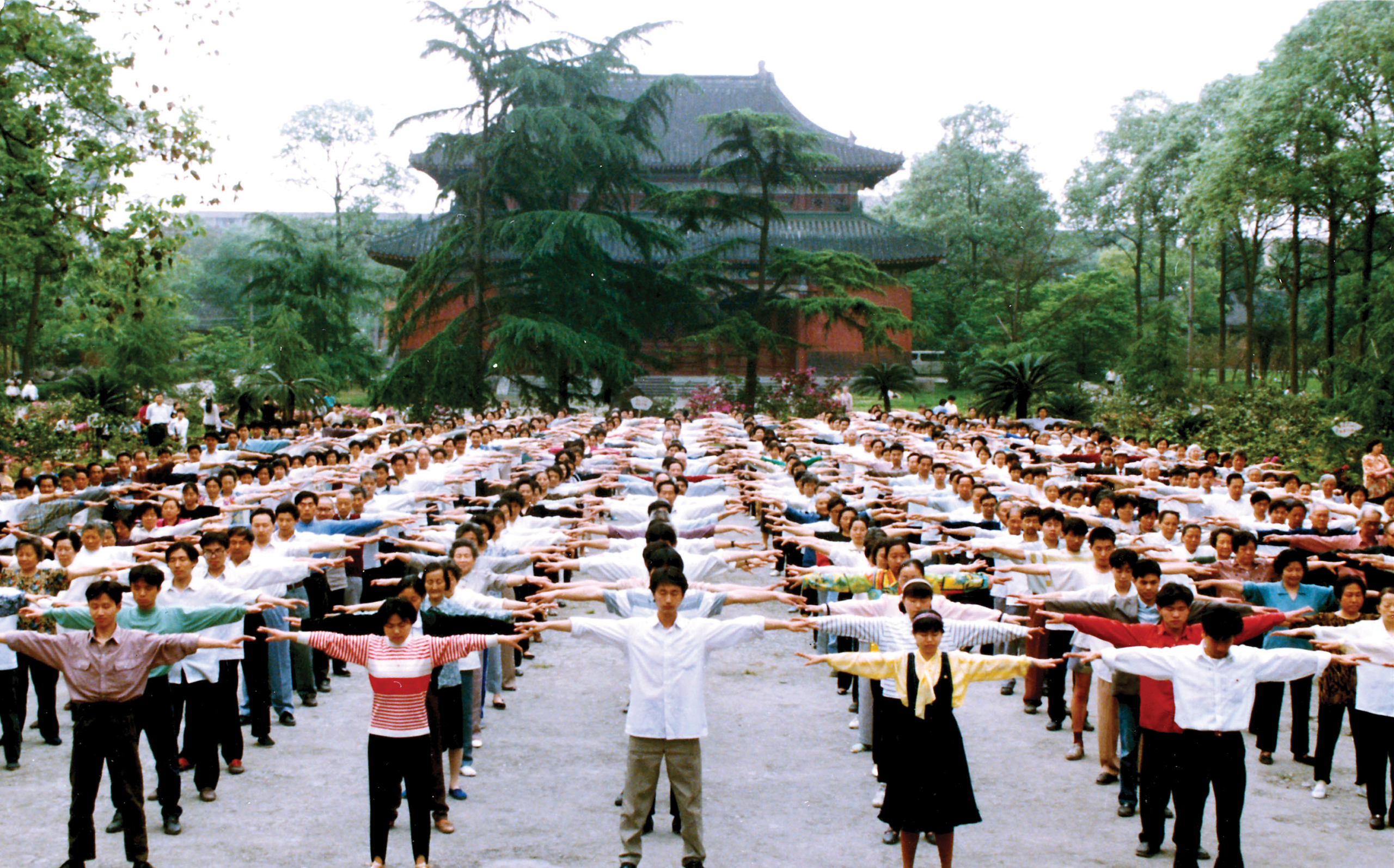 Các học viên Pháp Luân Công luyện bài công pháp đầu tiên ở thành phố Thành Đô, tỉnh Tứ Xuyên, Trung Quốc, trước khi ĐCSTQ phát động chiến dịch đàn áp môn tu luyện này vào năm 1999. (Ảnh: Minghui.org)