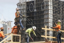 Công nhân xây dựng đang cố định khung của một tòa nhà mới ở Miami, Florida, hôm 03/05/2021. (Ảnh: Marta Lavandier/AP Photo)