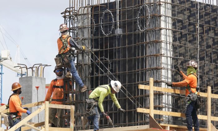 Công nhân xây dựng đang cố định khung của một tòa nhà mới ở Miami, Florida, hôm 03/05/2021. (Ảnh: Marta Lavandier/AP Photo)