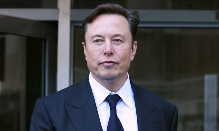 CEO Tesla, Elon Musk, rời khỏi Tòa nhà Liên bang Phillip Burton ở San Francisco, California, hôm 24/01/2023. (Ảnh: Justin Sullivan/Getty Images)