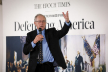 Ông Alan Dershowitz diễn thuyết tại sự kiện Bảo vệ Hiến Pháp của The Epoch Times ở Thành phố New York, vào ngày 19/07/2021. (Ảnh: Samira Bouaou/The Epoch Times)