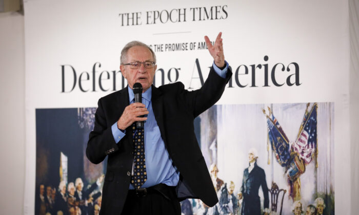 Ông Alan Dershowitz diễn thuyết tại sự kiện Bảo vệ Hiến Pháp của The Epoch Times ở Thành phố New York, vào ngày 19/07/2021. (Ảnh: Samira Bouaou/The Epoch Times)