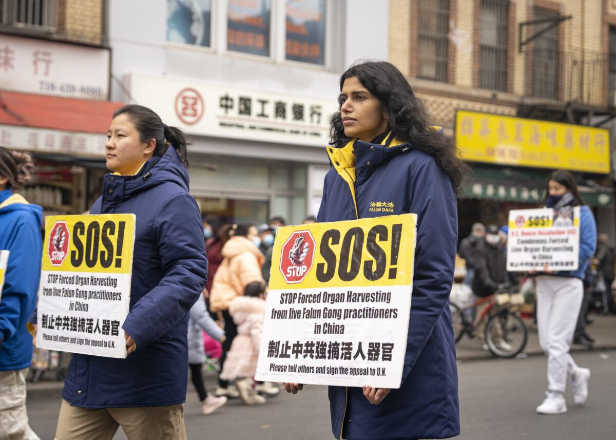 Các học viên Pháp Luân Công sải bước trong một cuộc diễn hành ở Brooklyn, New York, nhằm phơi bày cuộc bức hại của chính quyền Trung Quốc đối với môn tu luyện này hôm 26/02/2023. (Ảnh: Chung I Ho/The Epoch Times)
