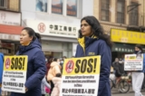 Các học viên Pháp Luân Công đi bộ trong một cuộc diễn hành ở Brooklyn, New York, thu hút sự chú ý đối với cuộc bức hại đức tin của chính quyền Trung Quốc nhắm vào các học viên này hôm 26/02/2023. (Ảnh: Chung I Ho/The Epoch Times)