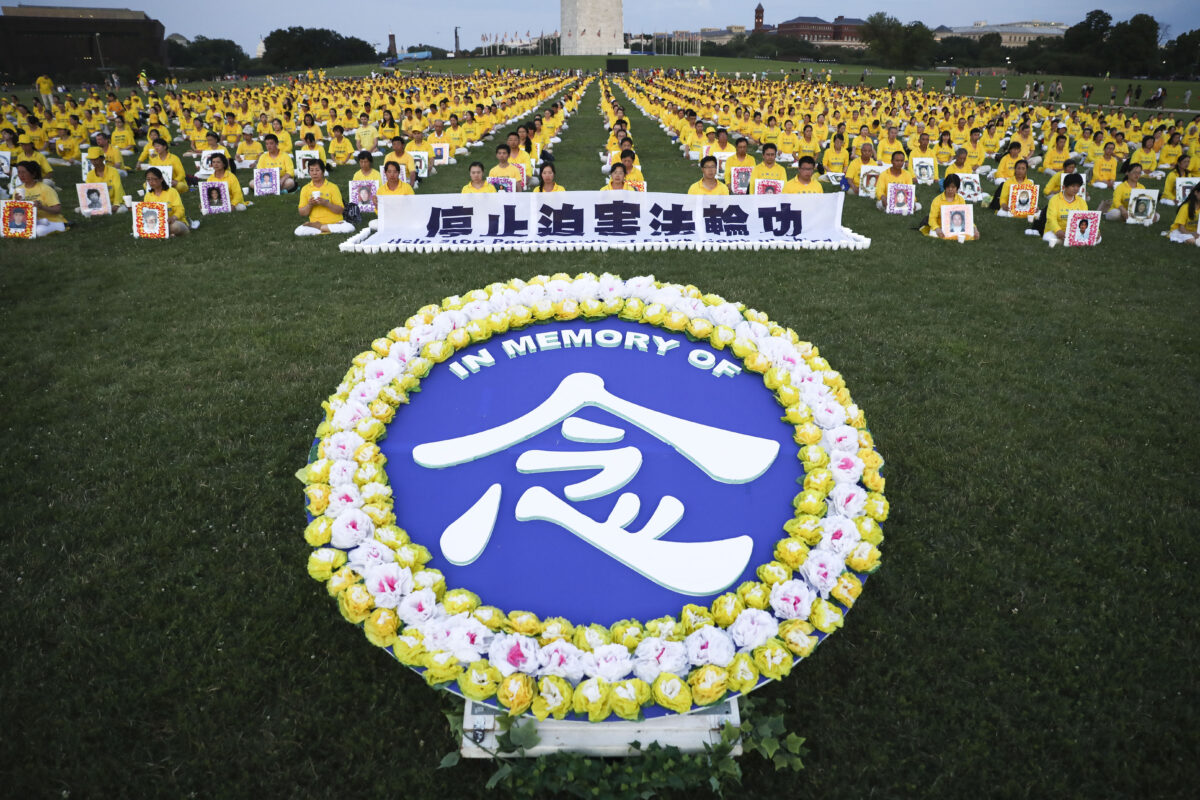 Các học viên Pháp Luân Công tham gia một buổi thắp nến tưởng niệm kỷ niệm 20 năm cuộc bức hại Pháp Luân Công ở Trung Quốc, trên Bãi cỏ phía Tây của Capitol Hill vào ngày 18/07/2019. (Ảnh: Samira Bouaou/The Epoch Times)