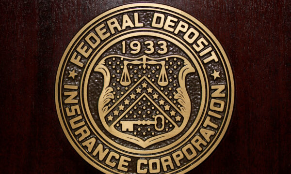 Logo của Tổng công ty Bảo hiểm Tiền gửi Liên bang (FDIC) tại trụ sở FDIC ở Hoa Thịnh Đốn hôm 23/12/2011. (Ảnh: Jason Reed/Reuters)
